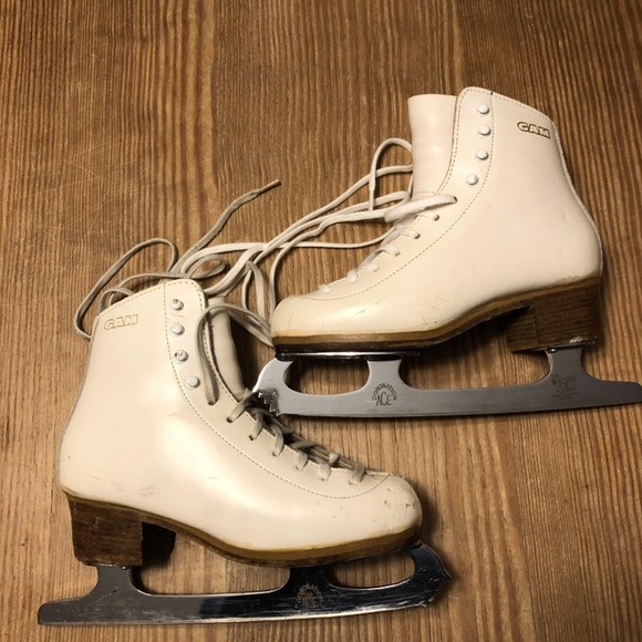 GAM girls figure skates. Size 2B. Coronation Ace blades, Scheffield, England. - Picture 1 of 7